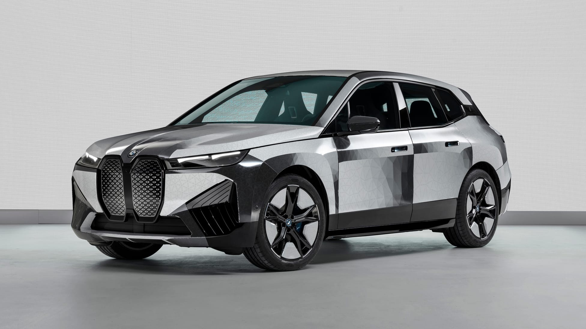 woah-this-bmw-ix-changes-colour-like-a-chameleon-top-gear